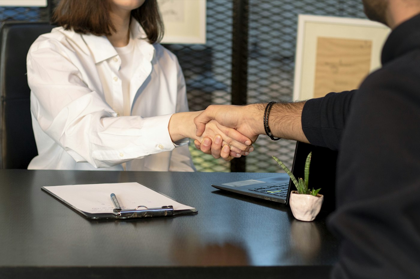 Reunión de trabajo con un cliente en el estudio